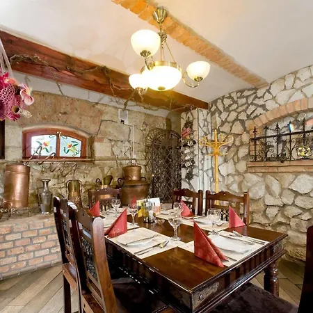 Alojamento de Acomodação e Pequeno-almoço Castle Wellness Sosto 3*