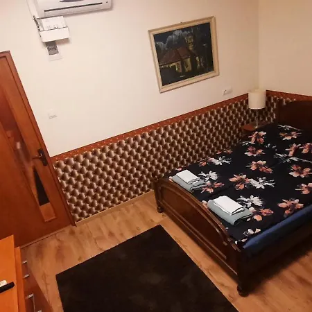 Alojamento de Acomodação e Pequeno-almoço Castle Wellness Sosto 3*